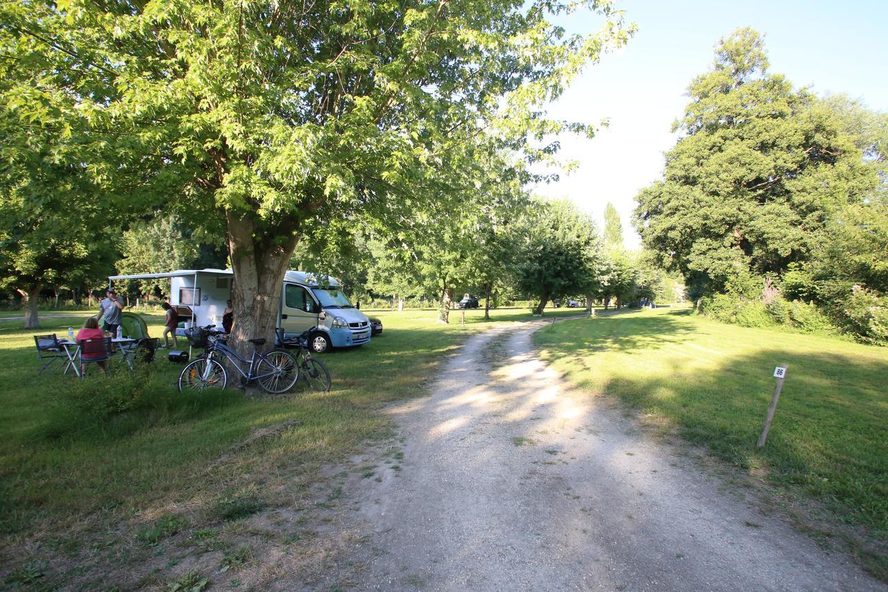 Camping L'Ilot Du Chail Sansais Exterior foto